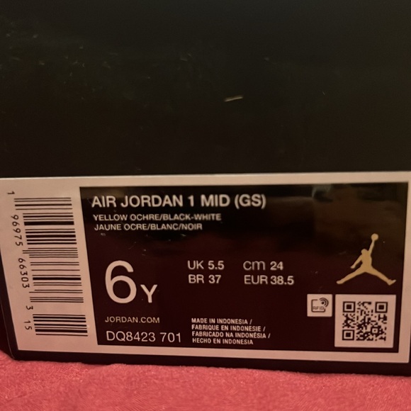 New Jordans!!💛🖤 - Picture 4 of 7
